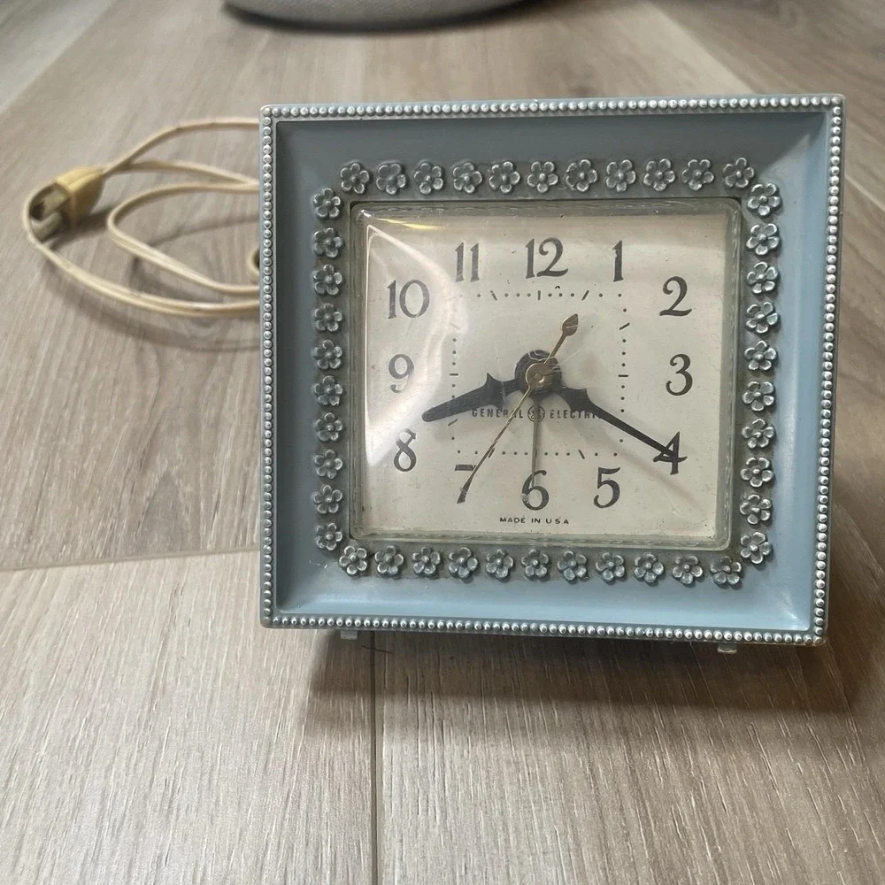 Vintage General Electric blue Alarm Clock with Flowers Model #7285 It Wobbles!‎